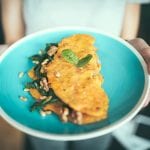 kurkumova-omeleta-so-spenatom-a-oriskami
