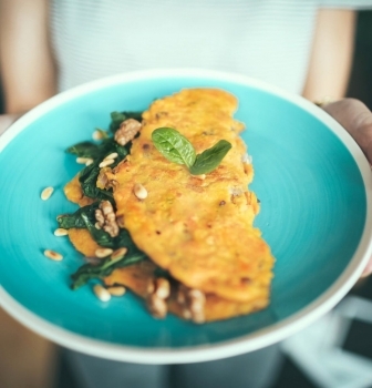 Kurkumová omeleta so špenátom a orieškami